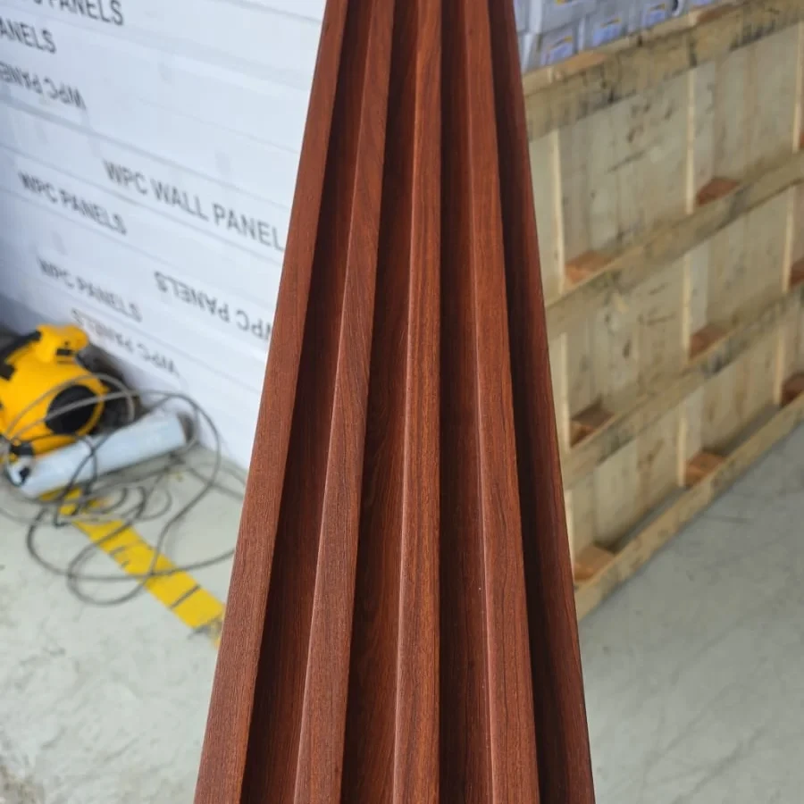 Panel WPC para pared nogal rojizo (mahogany) (16 cm × 2,90 m)